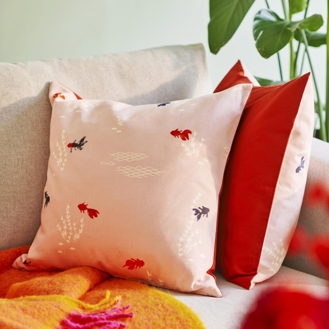 金魚靠枕套替客廳增添柔和的節慶氛圍。(圖/IKEA提供)