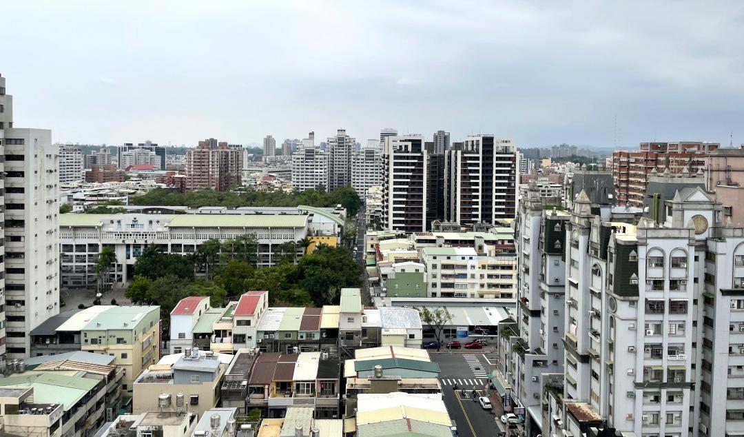 三民區受惠人口密集、穩定成熟的生活圈，也有陽明國中等熱門學區加持，成為吸引首購族進場的優勢條件。