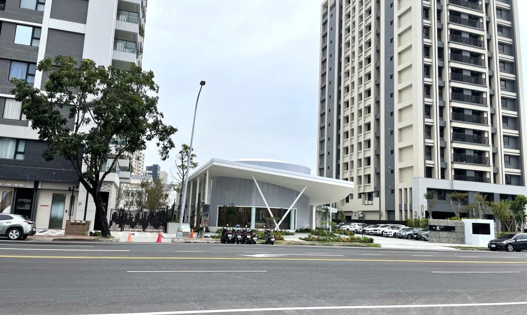 遠雄建設今年則鎖定高雄推案熱區的楠梓區，高大特區新推出「遠雄一靚」輕豪宅大樓預售案，採22~36坪安排，近期最高實登價單坪已達50.33萬元。