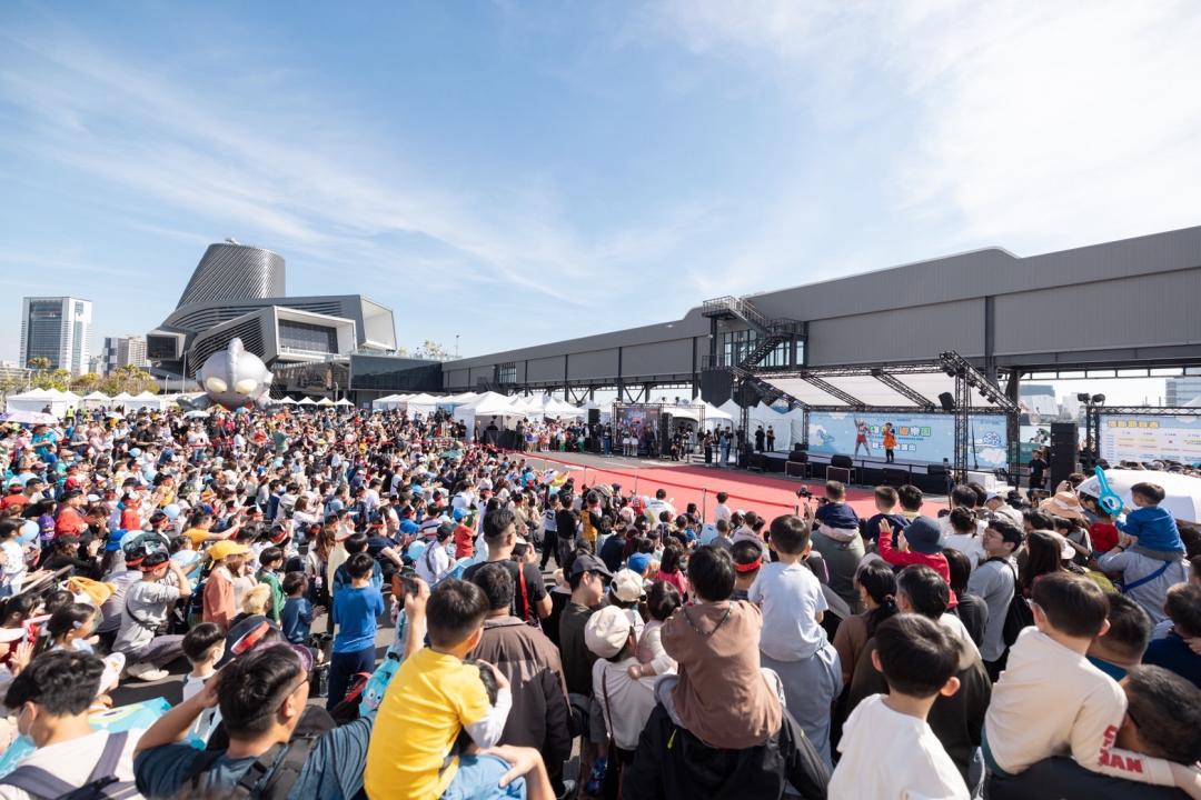 據高市府觀光局最新統計，「2026高雄冬日遊樂園」開幕至今累計560萬人次，春節9天連假湧入384萬人次，外縣市遊客約佔五成。(圖:高市府觀光局提供)