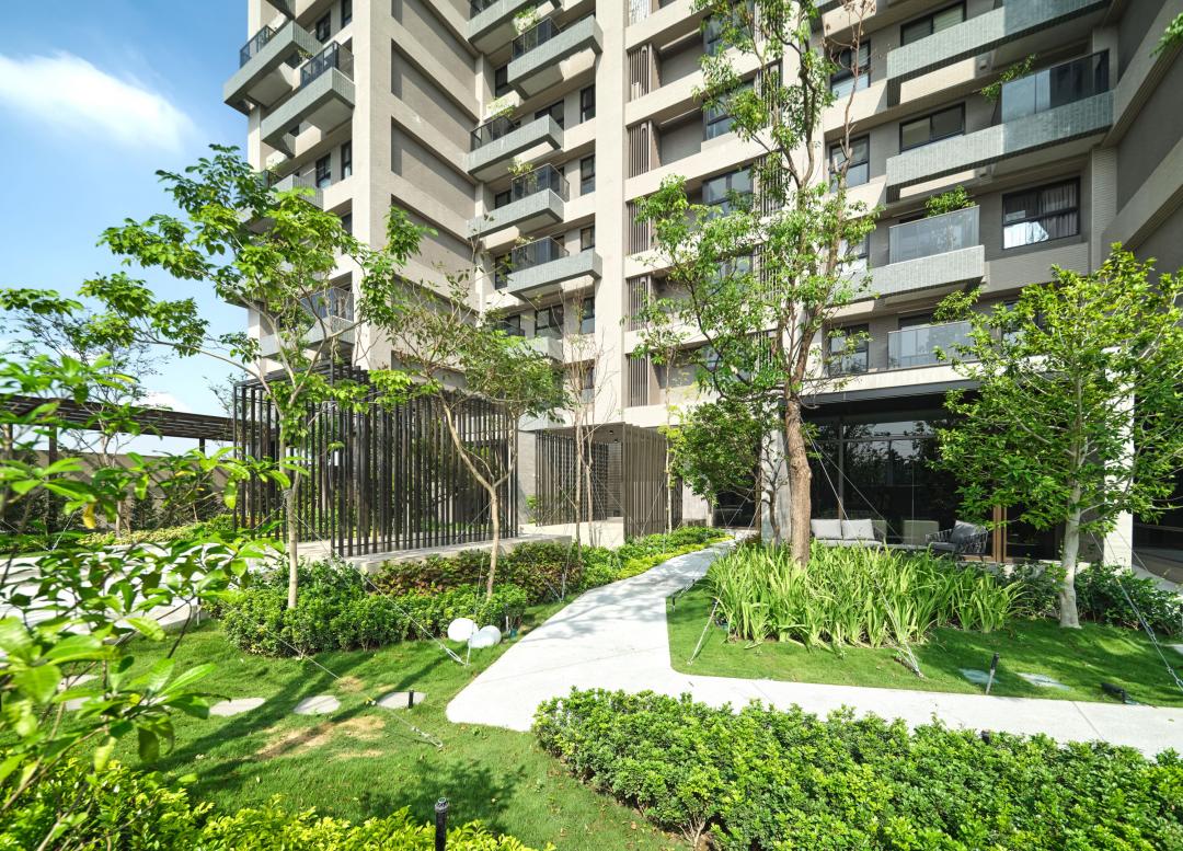 一樓安排公園式綠化庭園，讓住戶可輕鬆享受綠意與芬多精。(圖:業者提供)