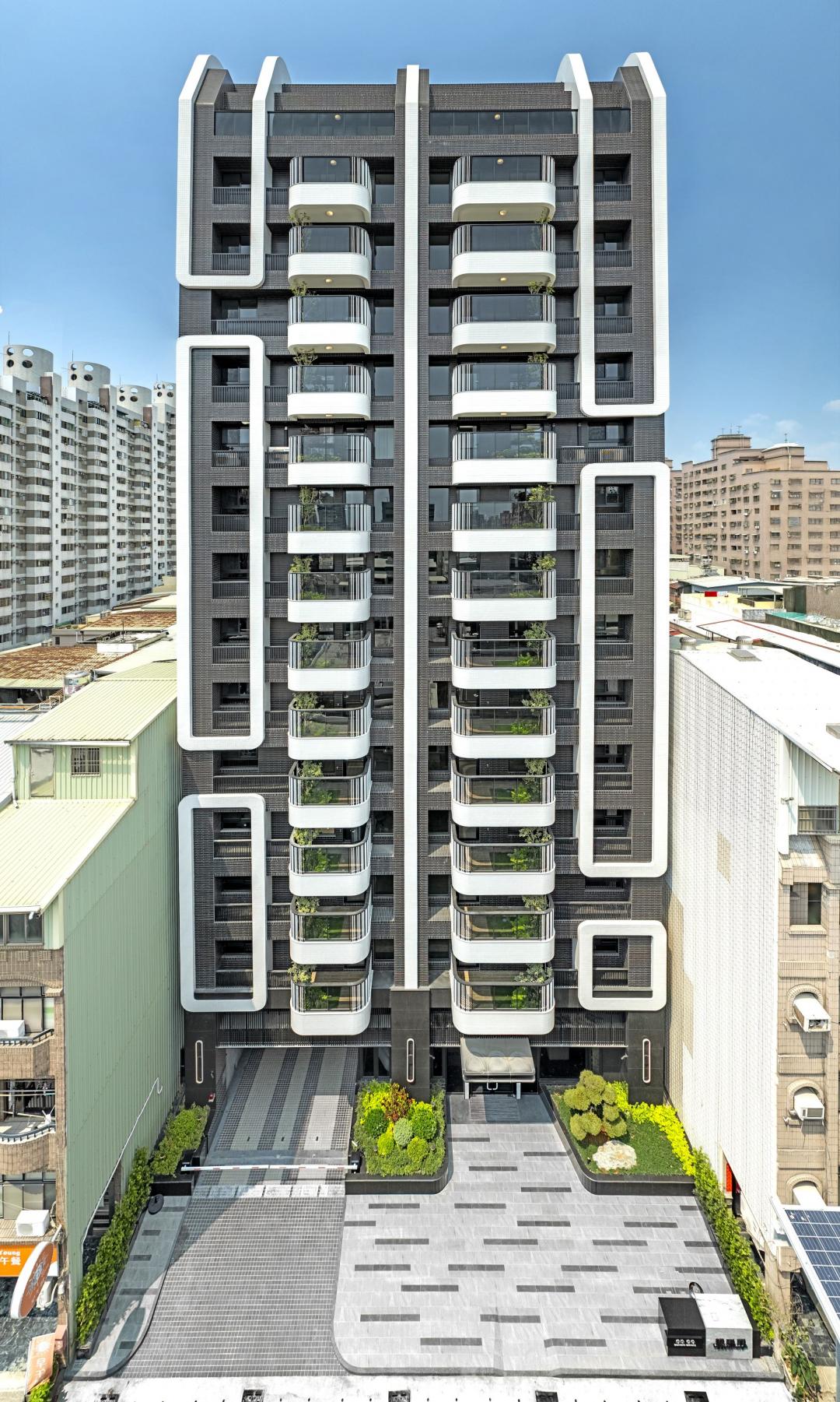 歐美建設機構，目前在緊鄰陽明國中校園的褒揚街新完工推出「靚陽明」輕豪宅大樓案，樓層規劃為地上15樓、地下3樓，安排25~39坪的2~3房時尚建築，總戶數121戶。(圖:業者提供)