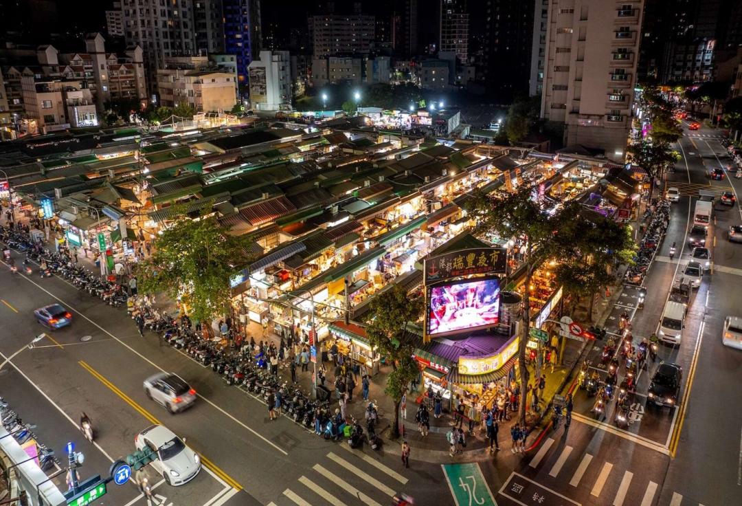 漢神巨蛋百貨商圈串聯瑞豐夜市商圈，提供平價到高端的充裕消費機能。(圖:業者提供)