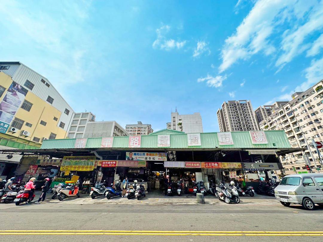 北平路黃昏市場提供生鮮採買。