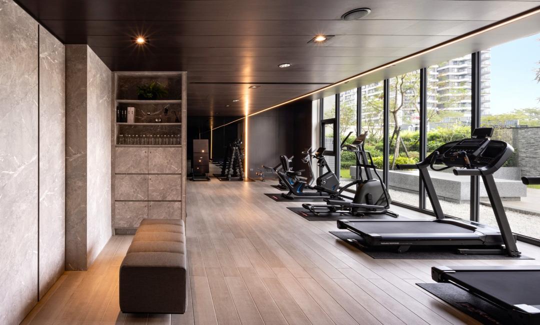 社區公設安排健身房，特別運用大面玻璃牆引進戶外綠景。(圖:業者提供)