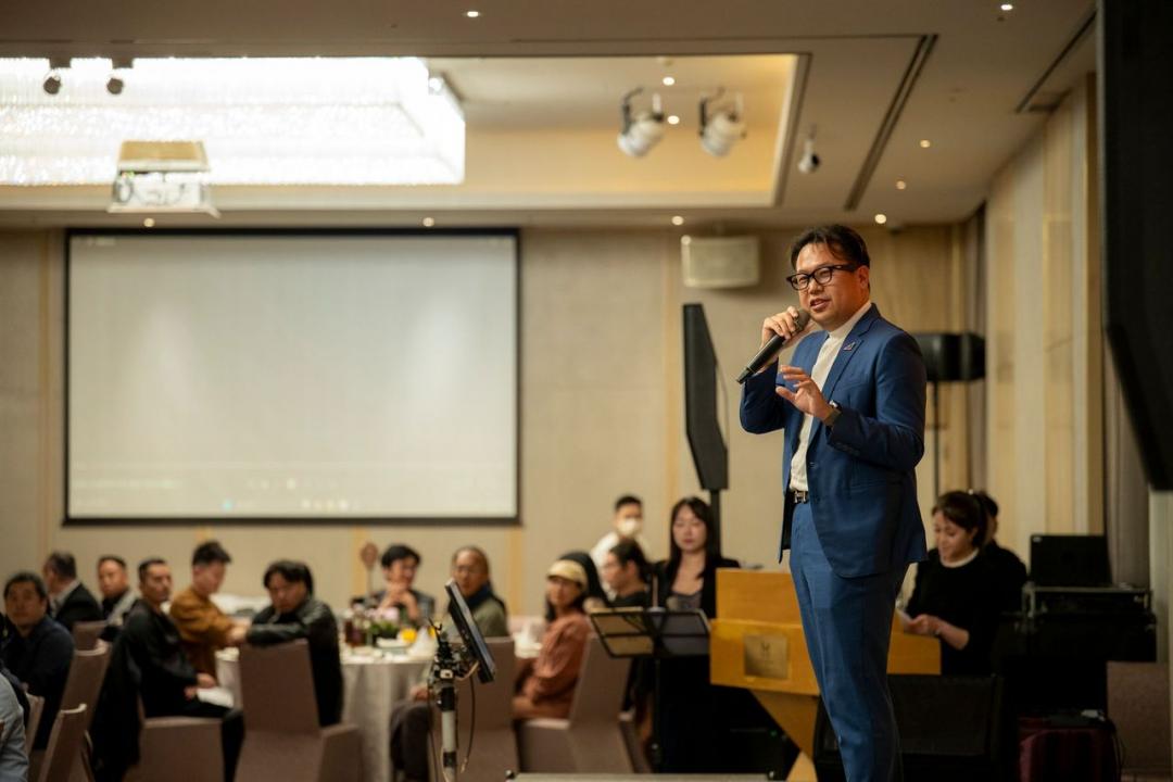 會長蔡漢威致詞並回顧過去一年的成果。（世代會提供）