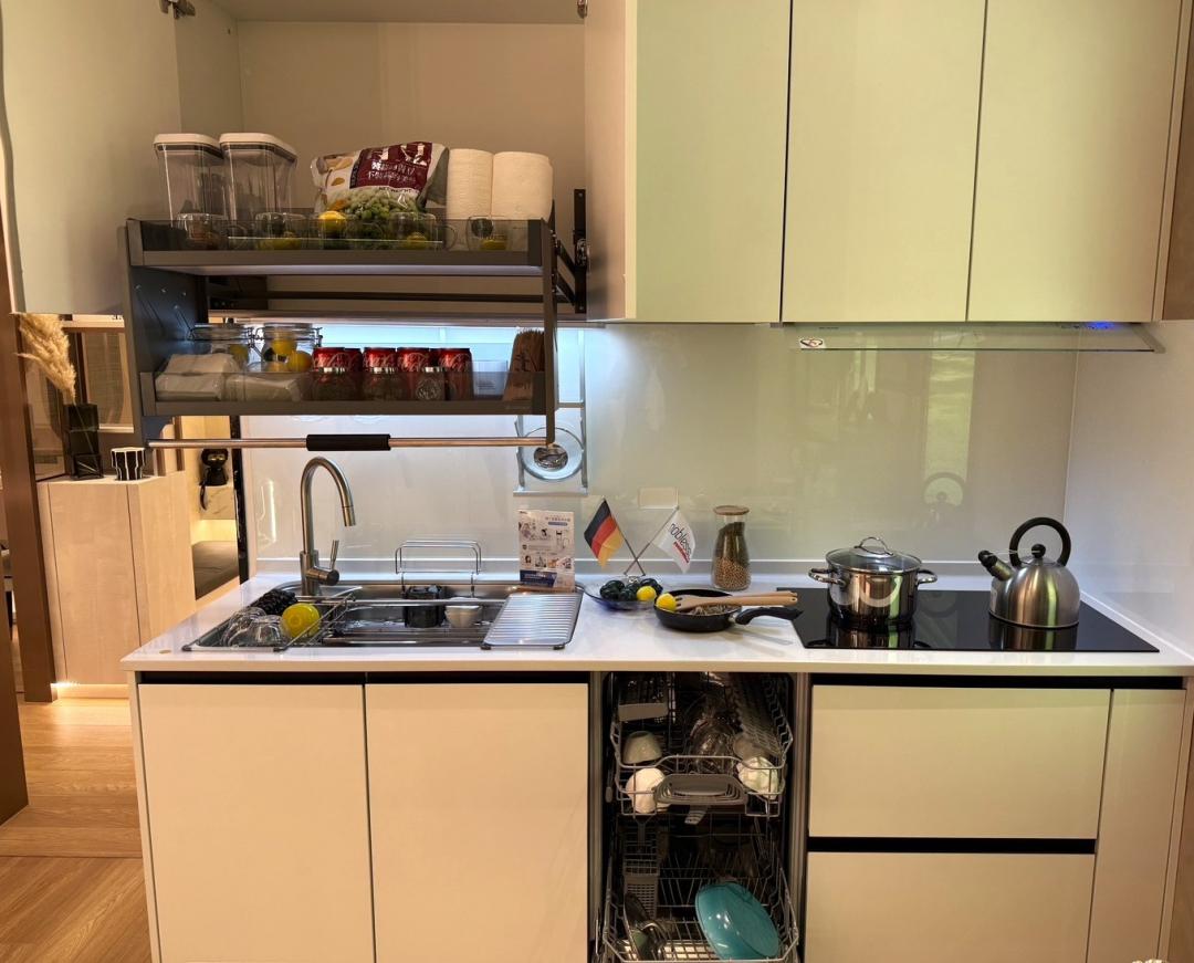 廚具引進德系noblessa高級廚具組搭配Bosch全崁式洗碗機且設置升降拉櫃。(圖:業者提供)