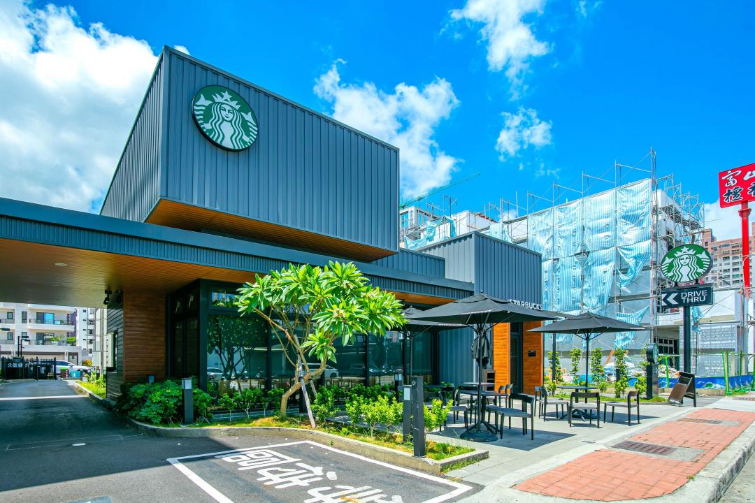 鳳頂生活圈與中安路商家開設密集且商機龐大，包括星巴克、麥當勞與全聯賣場皆設店營運。(圖:業者提供)