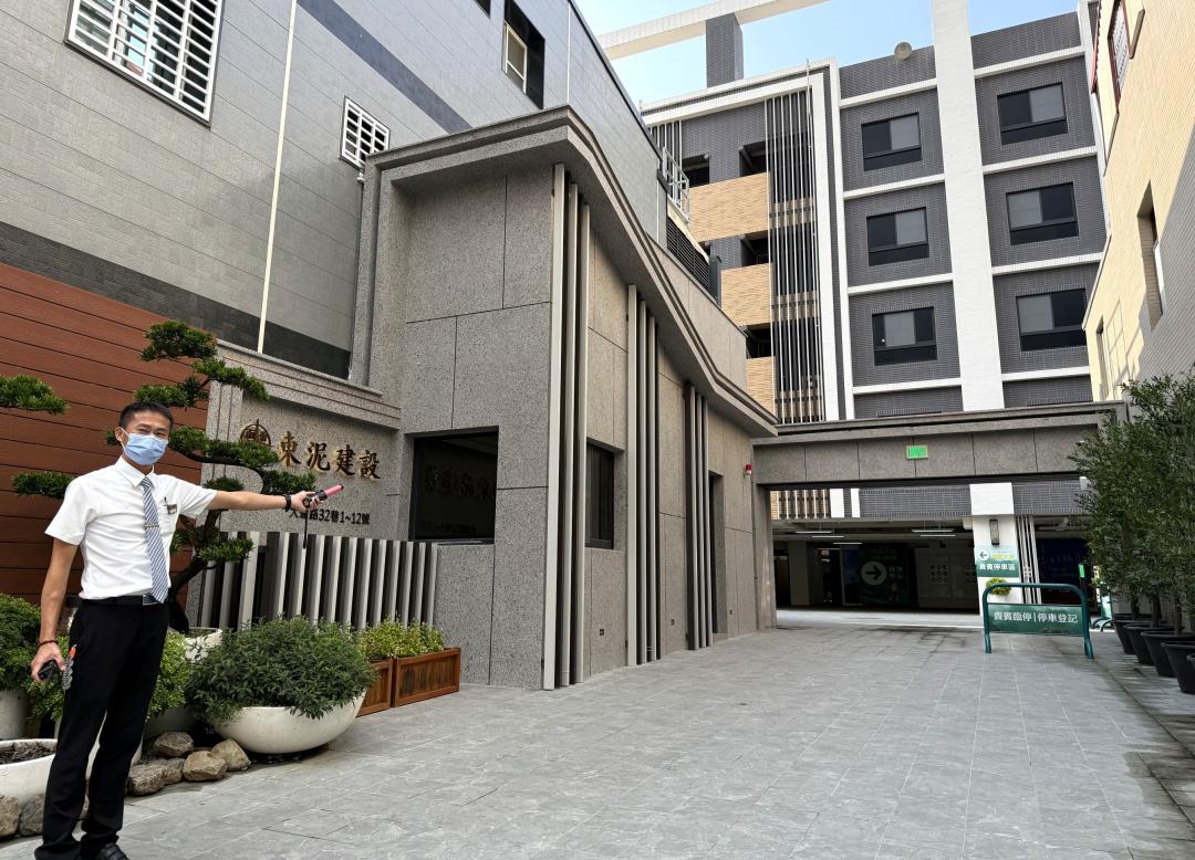 東泥建設選在大連路旁千坪基地，新完工推出「總圖大連」電梯華廈案，以新世代華廈3.0設計理念，特別在社區車道入口旁設置管理室，由管理員負責監控社區各處監視器畫面，與控管社區人車進出、代收物流包裹等。(圖:業者提供)