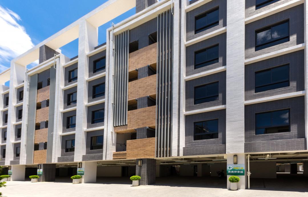 「總圖大連」頂樓安排交誼廳、健身房，一樓也安排平面停車位與機車位，讓住戶居住更便利安全。(圖:業者提供)