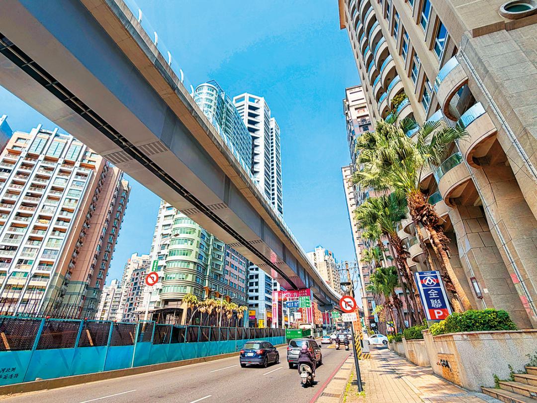淡水未來有淡北道路興建中，可望紓解交通壅塞問題。