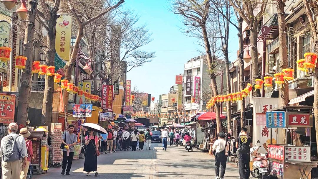 鹿港老街每逢新春或連續假期總吸引上千萬遊客人潮，深具觀光價值。