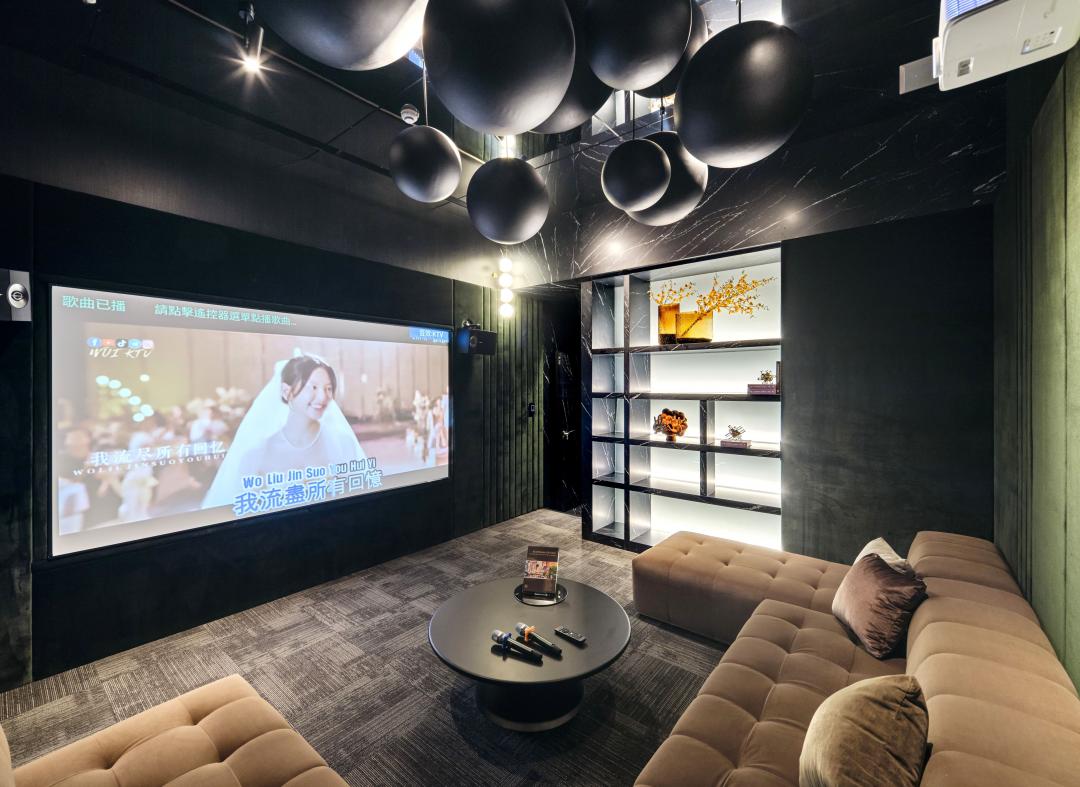 「中洲向山學」透天區住戶也能享用大樓頂樓規劃的KTV包廂，讓住戶可盡情與親友歡唱。(圖:業者提供)