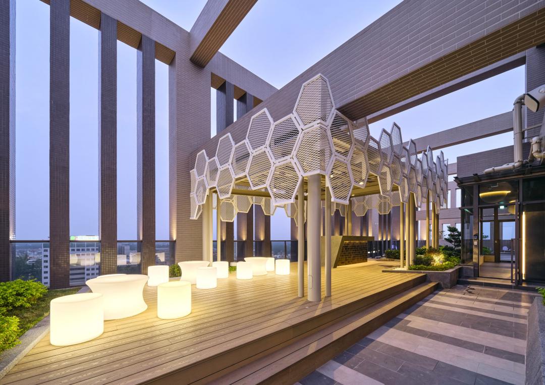 頂樓空中花園也安排賞景區、烤肉區，透天住戶也能在大樓區頂樓輕鬆休閒。(圖:業者提供)