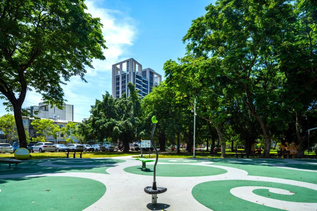 京城集團在環潭路兒童公園旁推出「京城天湖」公園景觀宅新成屋大樓，基地擁坐北朝南優勢，規劃25~41坪的2~3房產品，社區僅單純98戶，且戶戶配置平面車位。(圖:業者提供)