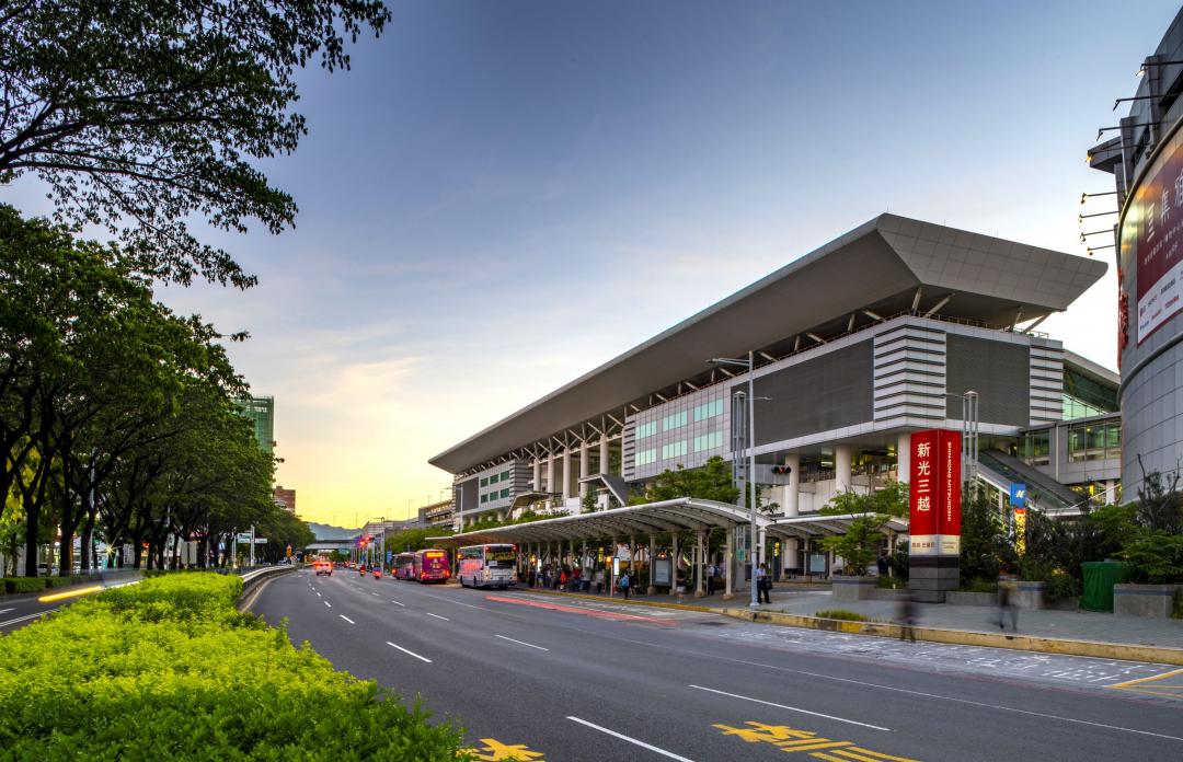 左營高鐵站特區除坐擁三鐵共構、新光三越百貨左營店商圈，並與清大、陽明交大高雄校區串聯發展。(圖:業者提供)