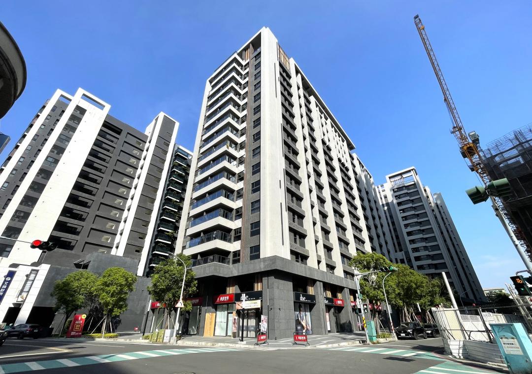 河堤社區新成屋僅有地上權宅釋出，均價帶僅約單坪24、25萬元左右，但中古屋均價卻達26萬元，造成河堤社區新屋房價低於中古屋的誤會！