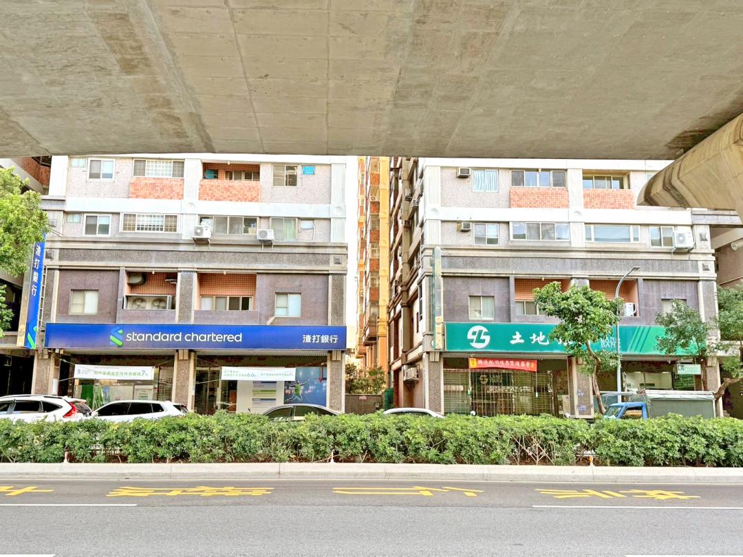 文心路沿線設有多達150家本國銀行分行，金融服務高度聚集。