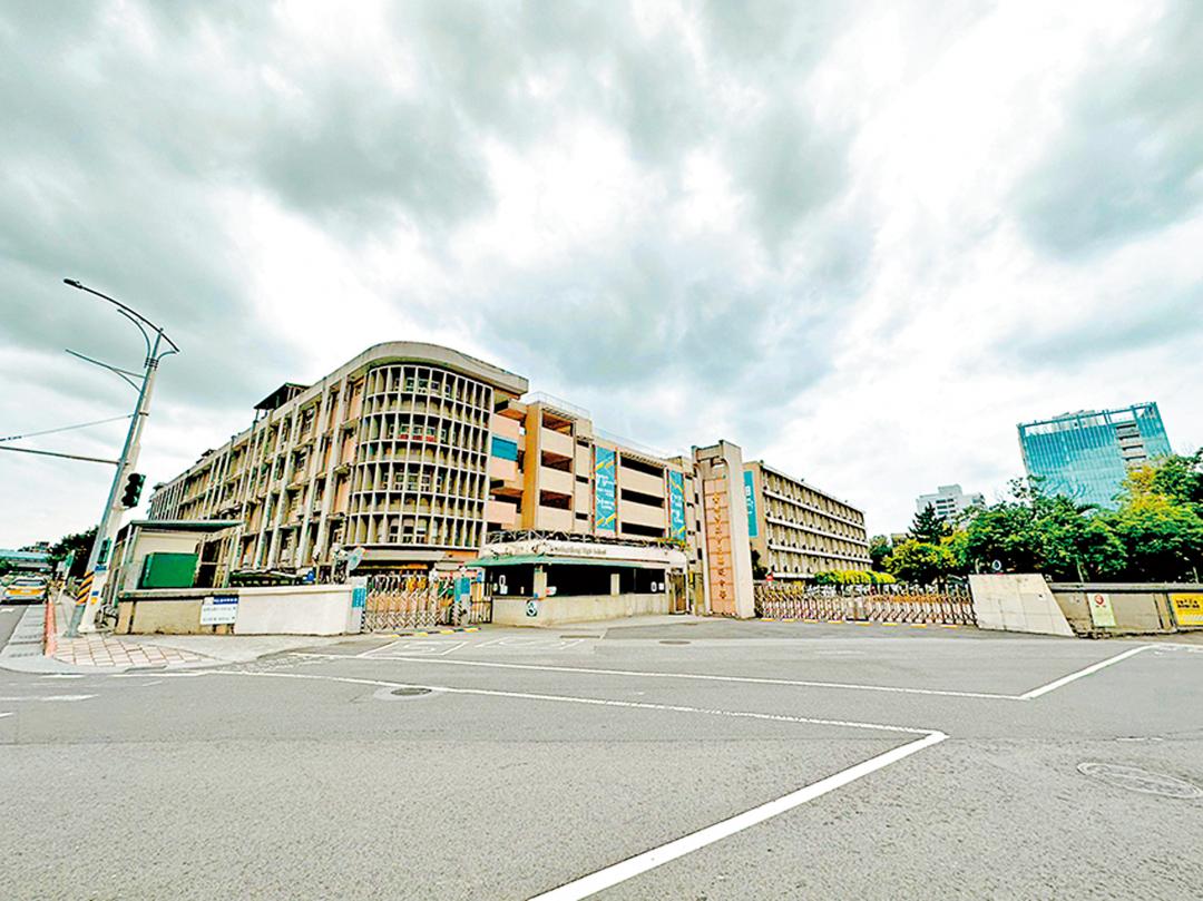 目前區內有中正高中等學校。