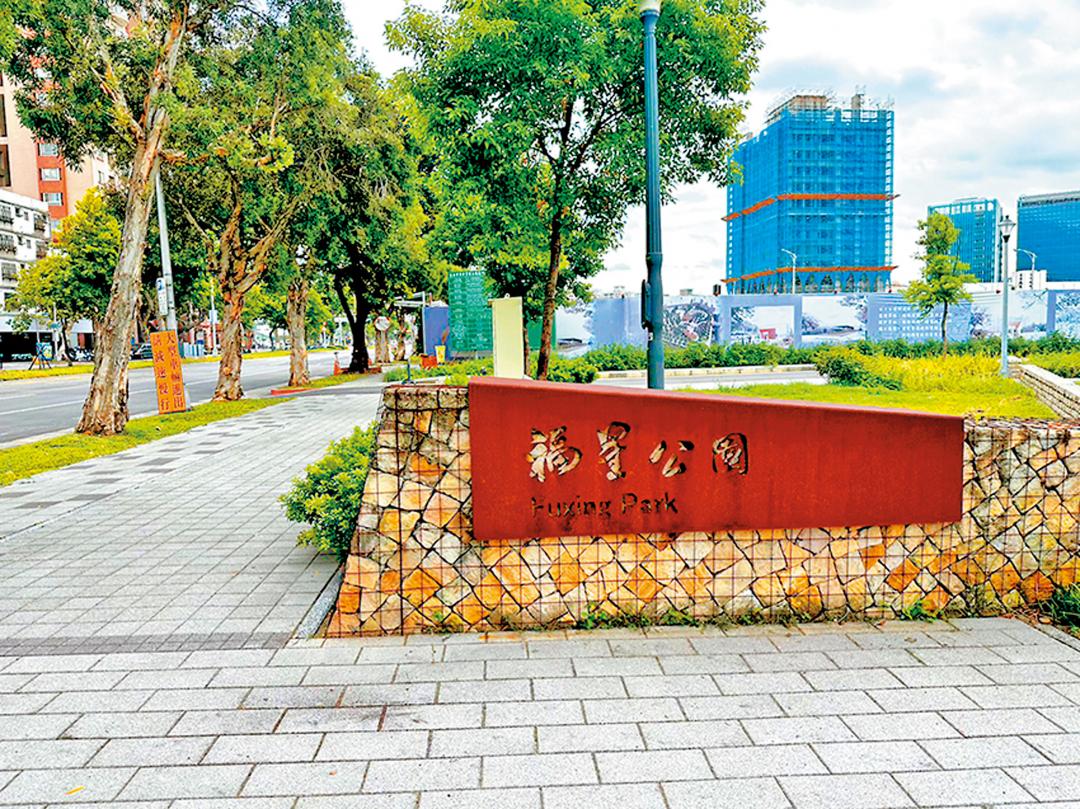 周邊有眾多公園綠地提供民眾休憩。