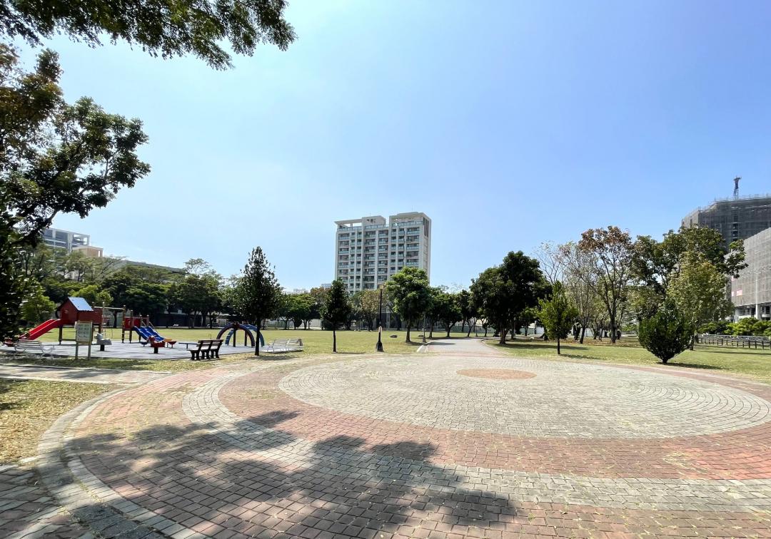 生活圈內規劃多座大型公園綠地，成為居民充裕休閒賞景活動的好場域。