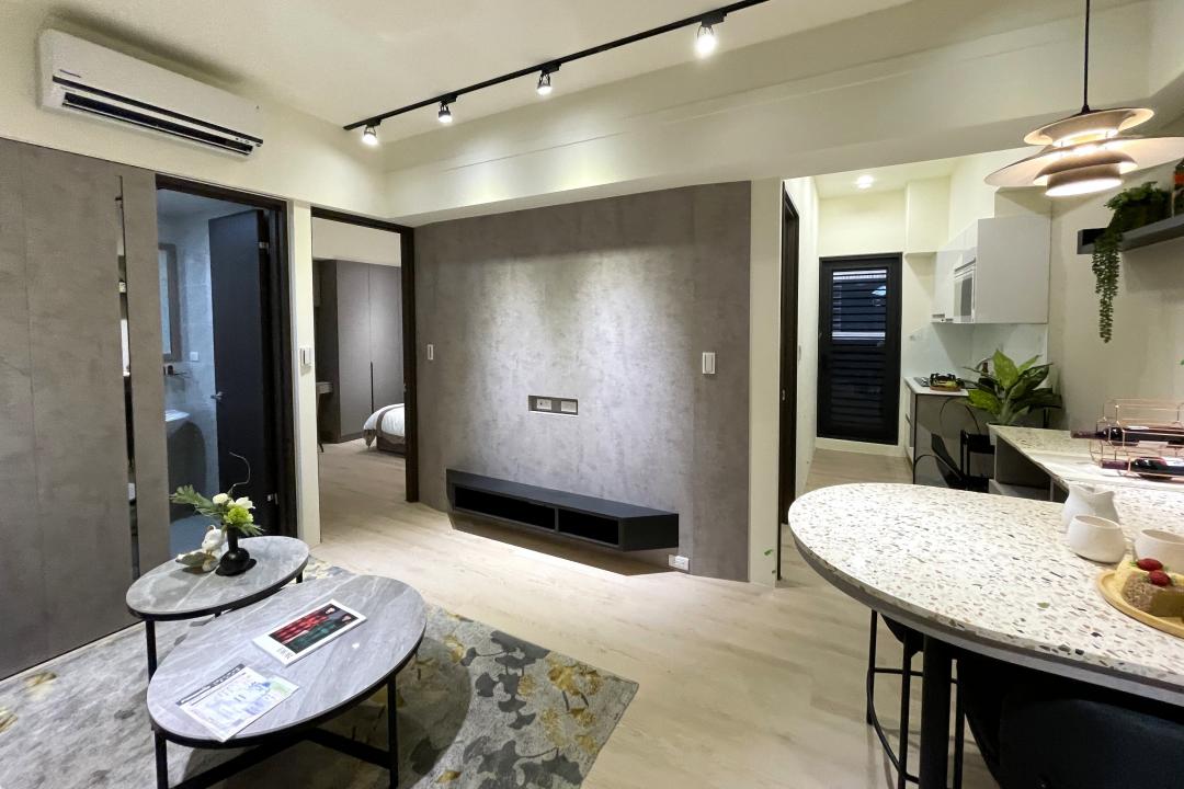東泥建設在屏東市區大連路旁千坪基地，新完工推出「總圖大連」電梯華廈案，比照輕豪宅大樓規劃，採23~30坪2~3房安排，業者推出多種裝修搭配方案，包括簡易版與輕裝修等。