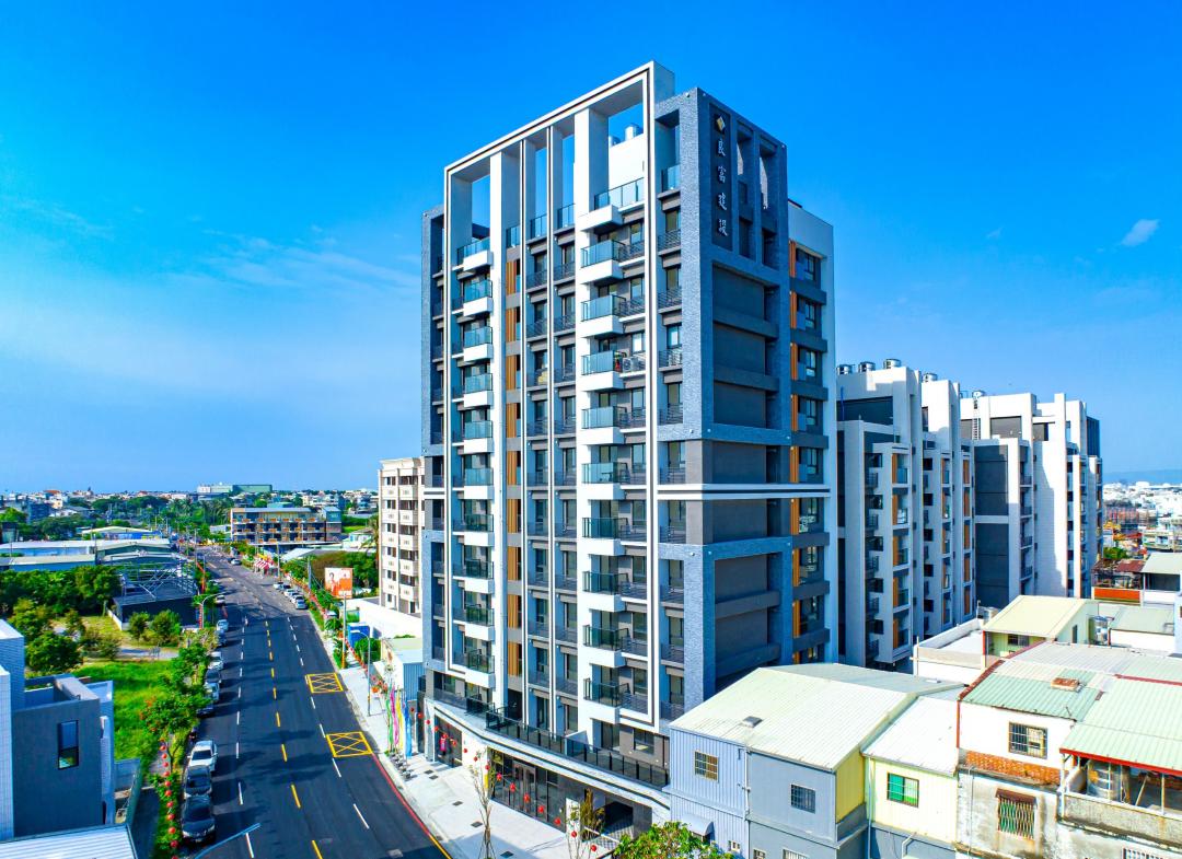 良富建設在鄰近蚵子寮觀光漁市約3分鐘車程的中正路旁，採先建後售新完工推出「晶灣STAR」大樓華廈複合式社區，規劃最高11層景觀大樓與7樓電梯華廈，公設比僅約24.5%，外觀凸顯簡約時尚與地標型建築特色。(圖:業者提供)