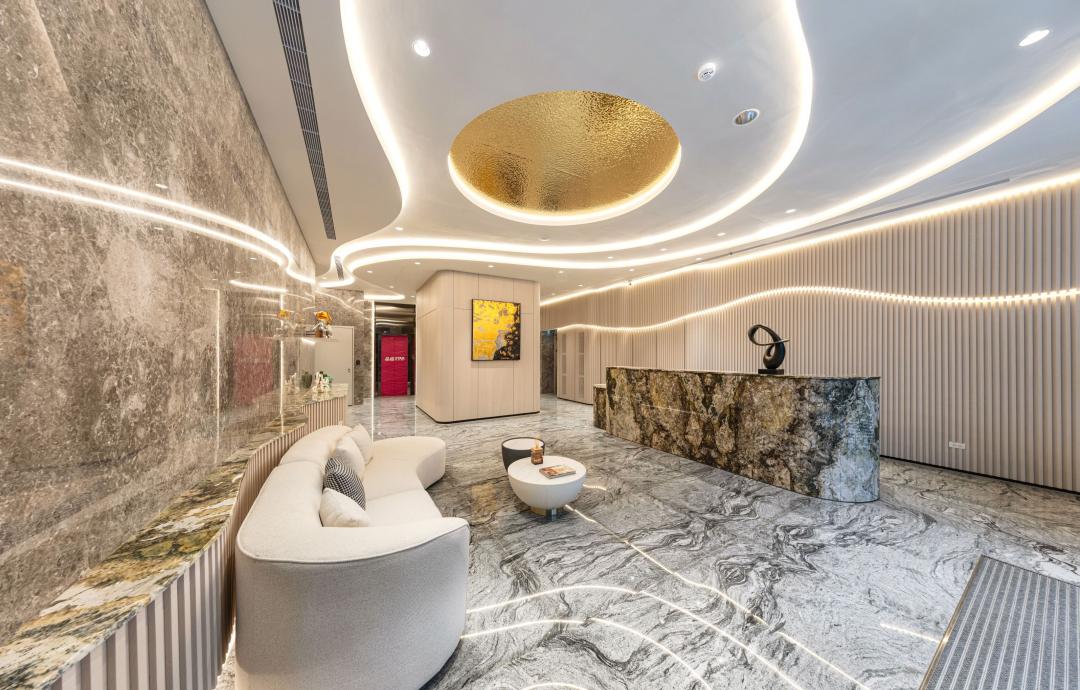 「晶灣STAR」社區公設安排飯店式門廳接待座區。(圖:業者提供)