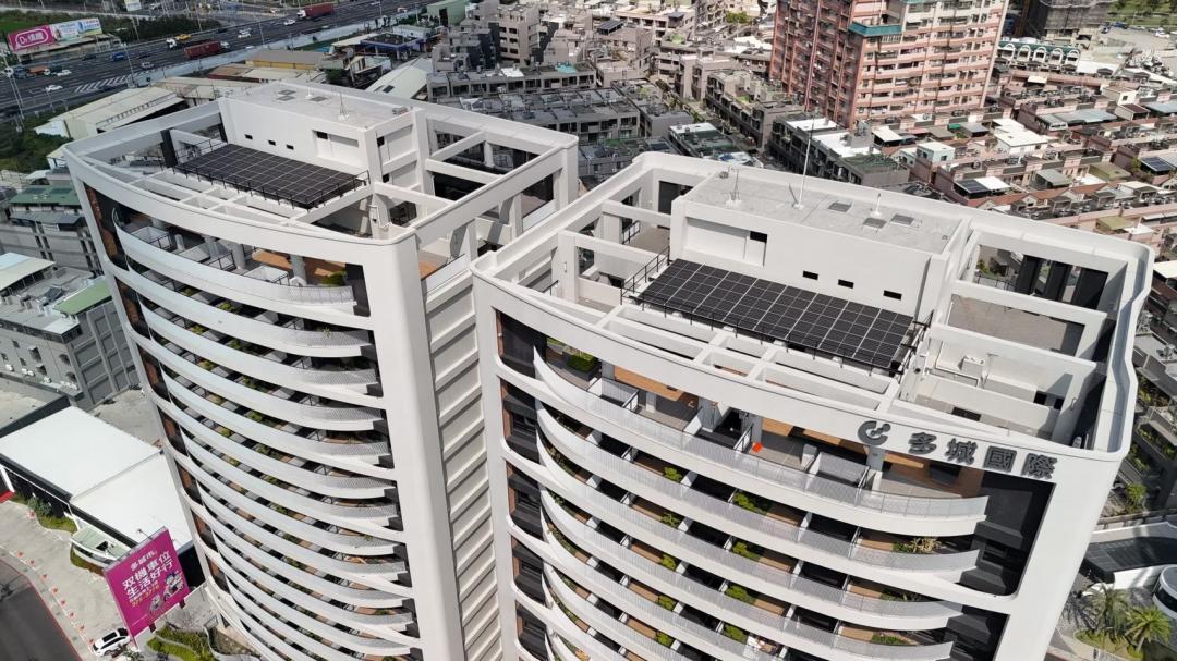 多城國際規劃有6棟大樓均裝設8KW~38KW不等的大陽能光電板，光是6棟大樓賣電就賺了370多萬元。(圖:業者提供)