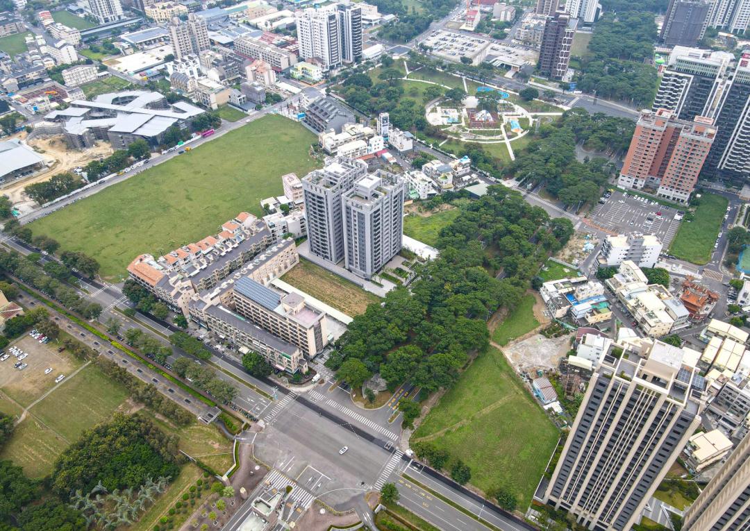楠梓高大特區一筆高雄大學路及大學南路約1081坪住四角地，擁高雄大學第一排景觀，吸引京城、鼎宇及百立3家建商競標，最後由百立董事長夫人以個人名義，以總價9億5339萬元得標，單坪得標價約88.2萬元，成為最大贏家。(圖:高市府地政局提供)