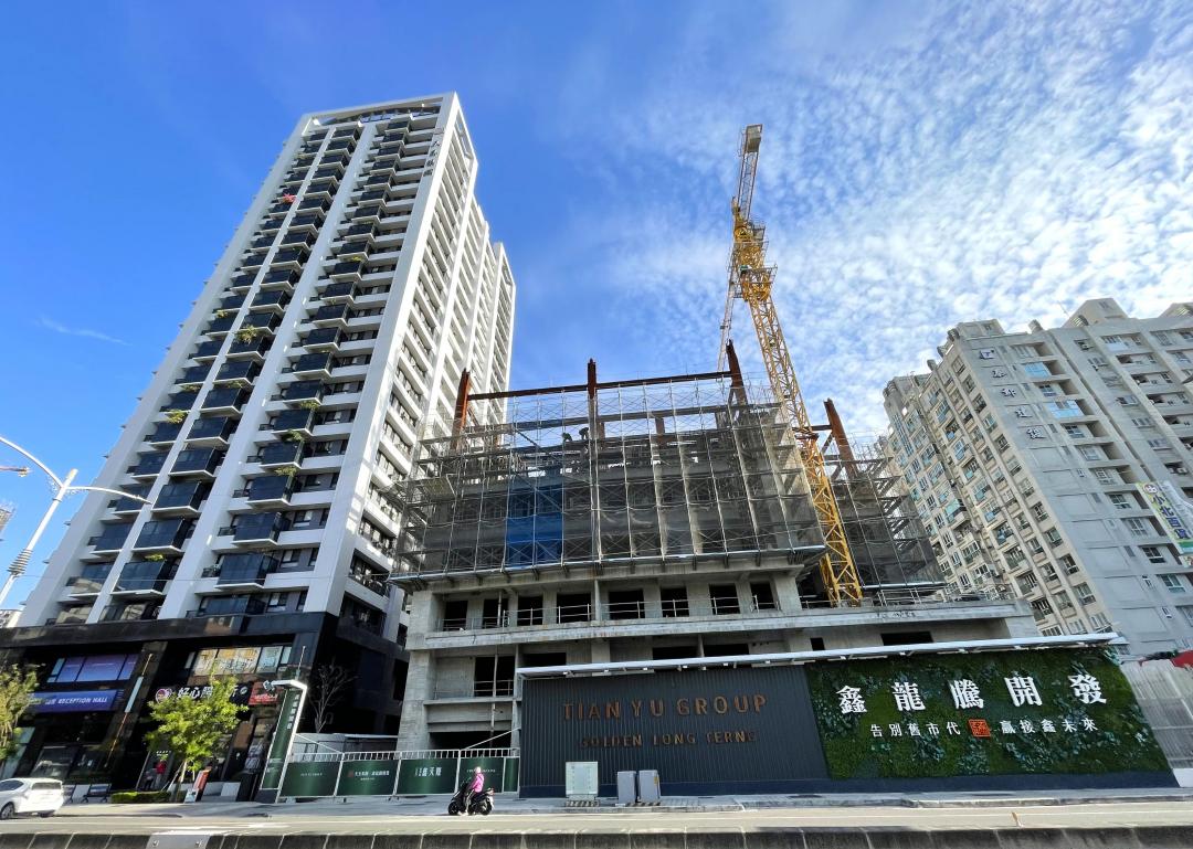 天玉集團除了在高鐵左營站區陸續規劃興建與推出多棟超高層輕豪宅與換屋型大樓，持續儲備推案基地，目標仍會鎖定高雄、台南精華區。