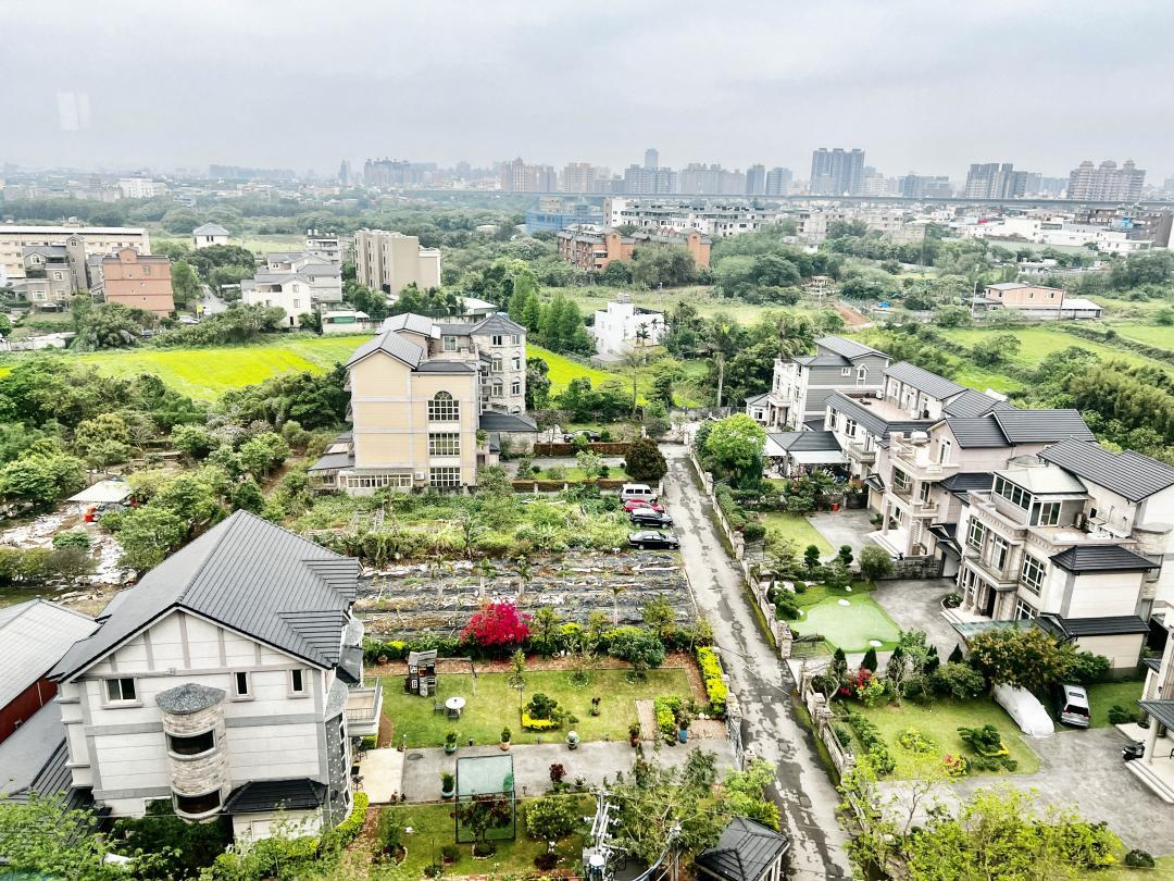 常見建商採「合建分售」模式開發，若後續再向地主買回土地並出售房地，只要符合起造人及首次移轉要件，且交易發生於2021年7月1日以後，其所得即可併入營利事業所得額申報課稅。(圖/資料照)