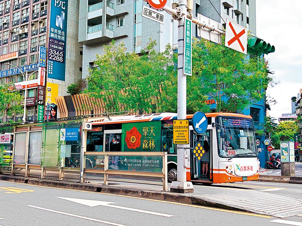 信義路公車路線多，往返各區便利。