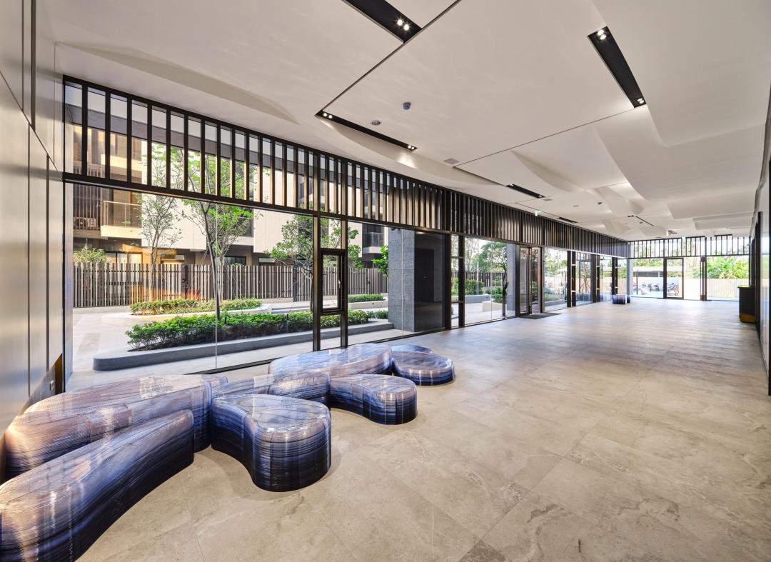 「中洲向山學」社區安排飯店式門廳，一樓健身房設置專業型跑步機、重訓設施等，同時也安排運動休閒酒吧，並設置閱覽室、3間家教室與廚藝教室、會議室，頂樓空中花園也安排賞景區、烤肉區，更特別設置雲端KTV貴賓包廂。(圖:業者提供)