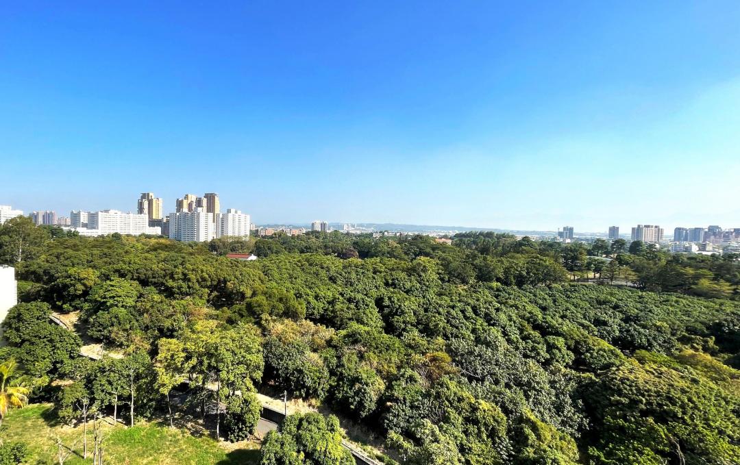 生活圈鄰近鳳山熱帶園藝試驗所約16.9萬坪綠地，讓居民休閒賞景更便利。