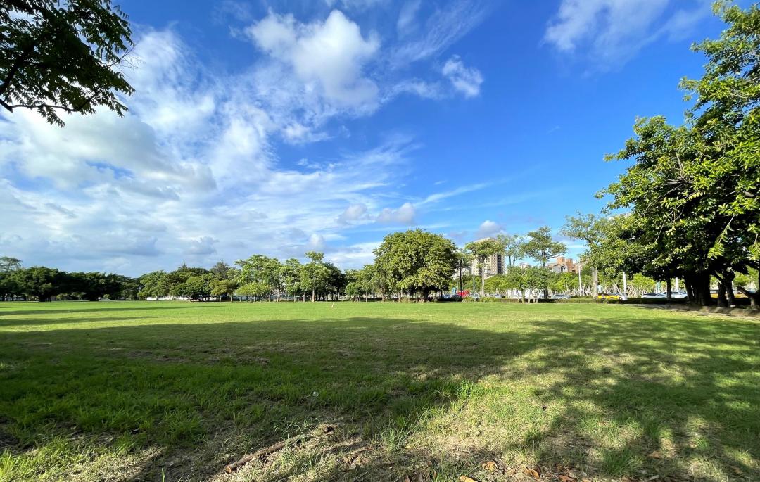 位於蓮池潭畔勝利路旁舊左營國中校地,今(1)日正式從觀光發展特定區變更回原學校用地,加上部分公園與道路用地合計達5.8公頃,並將做為清大高雄分部。