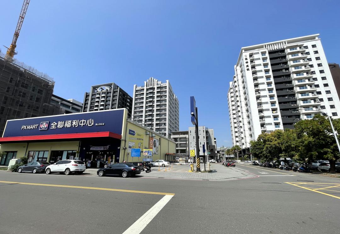 鳳山頂新特區，生活圈商家開設增多，包括第6000家的7-11綠概念店開設，提供便利的餐飲、購物機能，政府也強化區域內的公園綠地景觀改造工程，讓生活圈擁有優質的綠化景觀。