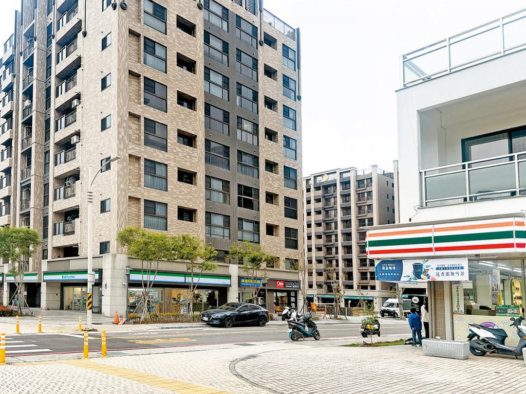 重劃區有進駐些許超商、商家，提供基本機能。