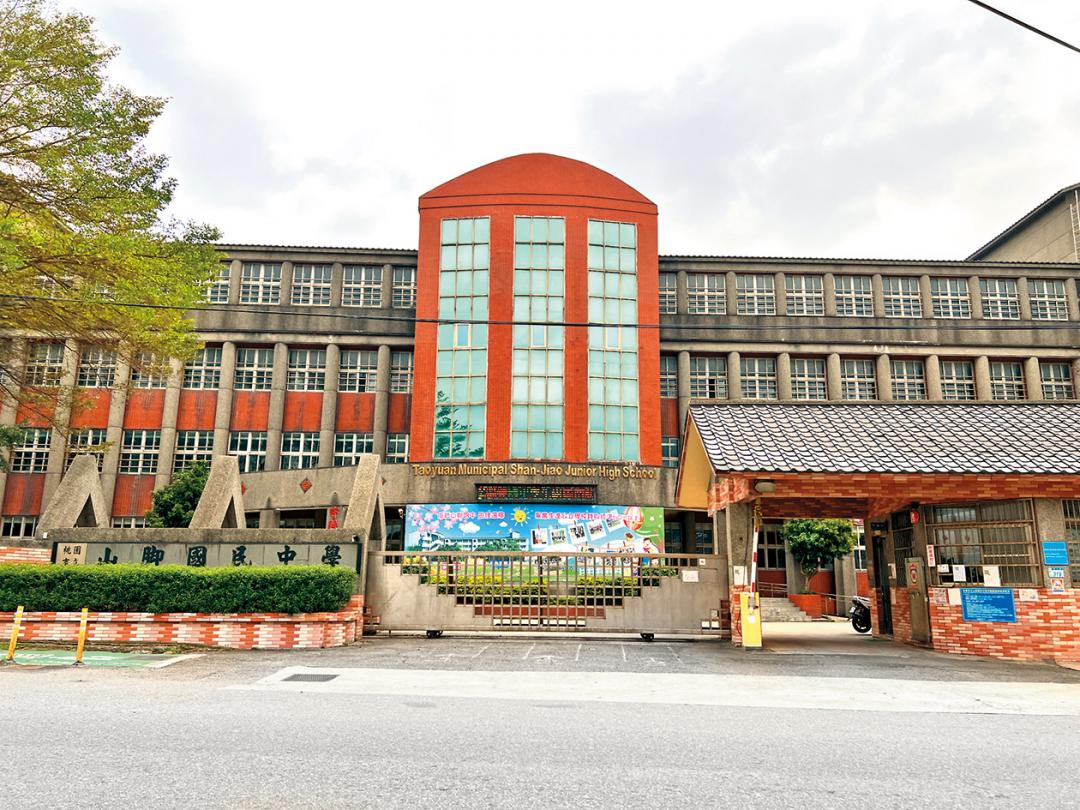 國中學區為山腳國中，距離較遠。