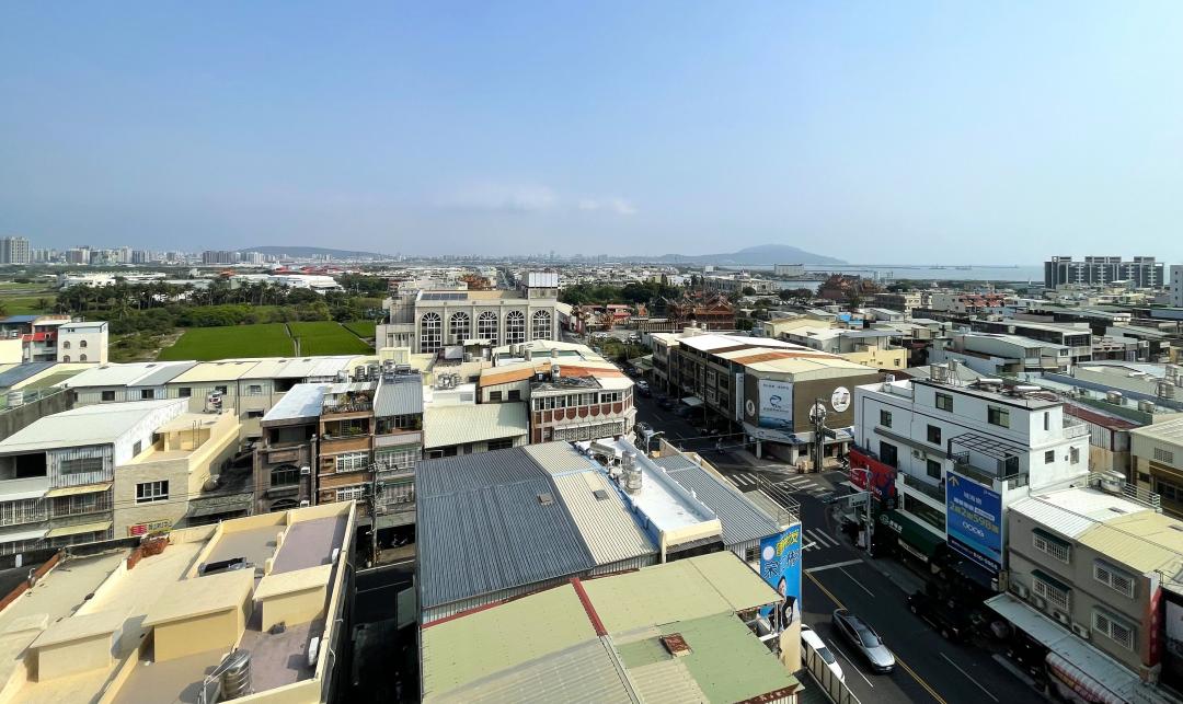 蚵仔寮生活圈，坐擁觀光休閒、綠地環境與海景，迅速串連高雄大學城商圈，加上新台17線建設加持，區域房市發展更具契機。