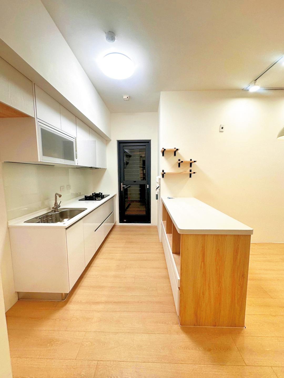 廚房與動線配置影響氣流運行，通風順暢有助提升整體居住舒適感。