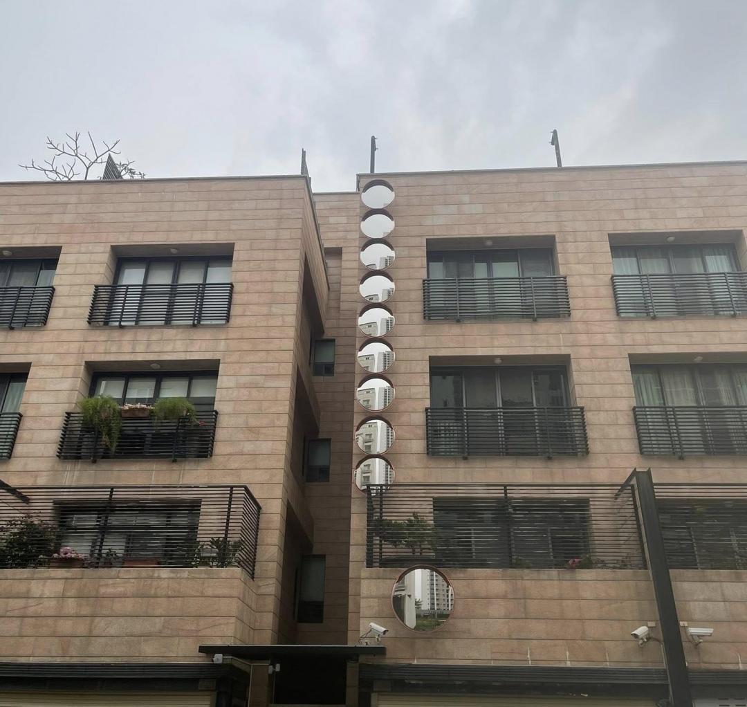 買房遇「壁刀煞」怎麼擋？奇葩透天狂掛10面鏡反擊