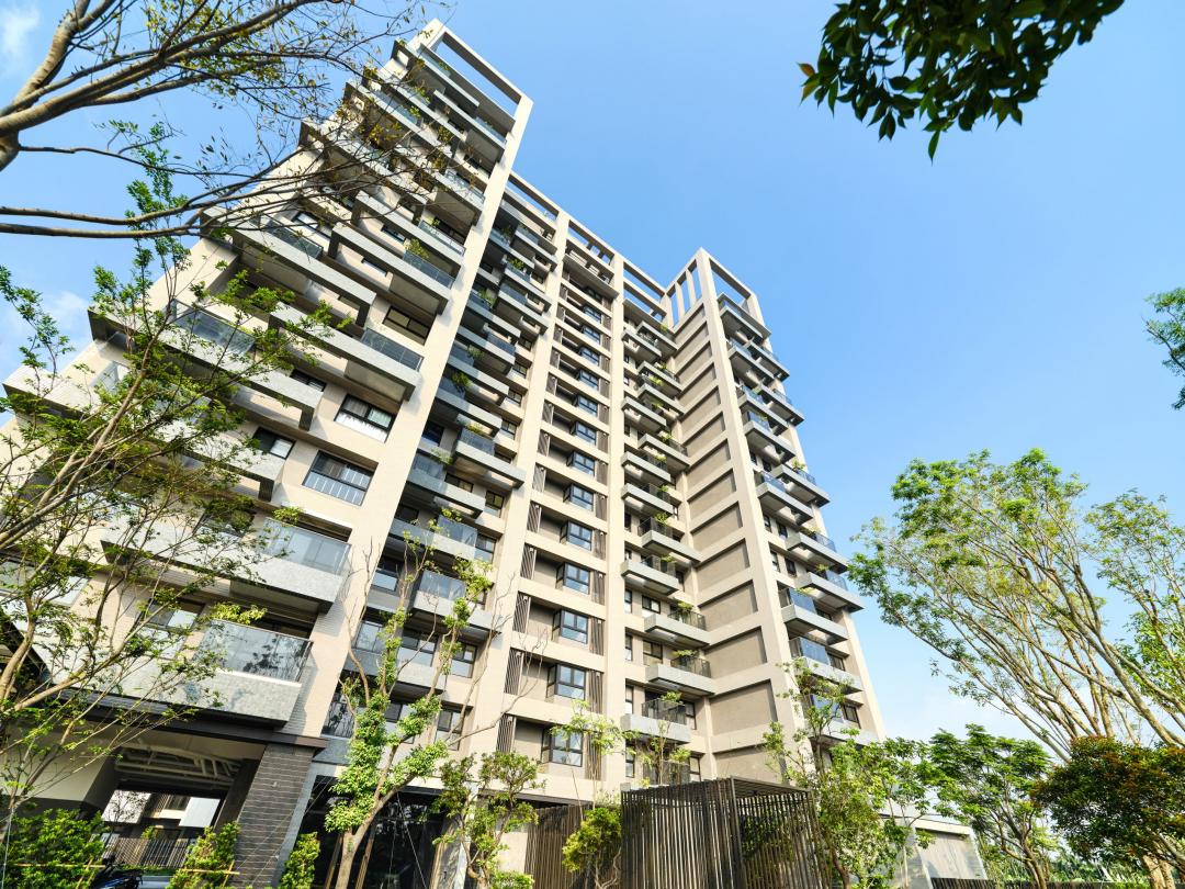 中洲建設在屏大屏商校園首排約新完工推出「中洲向山學」景觀輕豪宅大樓，建築外觀採取屏東少見的錯層景觀陽台且綠美化設計，結合庭園綠化，並強化建築耐震設計。(圖:業者提供)