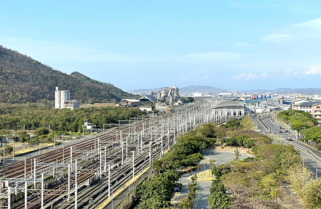 高市府擬推動半屏山南麓上萬坪工業區土地都計變更與公辦重劃成特商區,將朝向IC設計重鎮與電子科技業聚落發展,打造成為高雄科技新門戶。