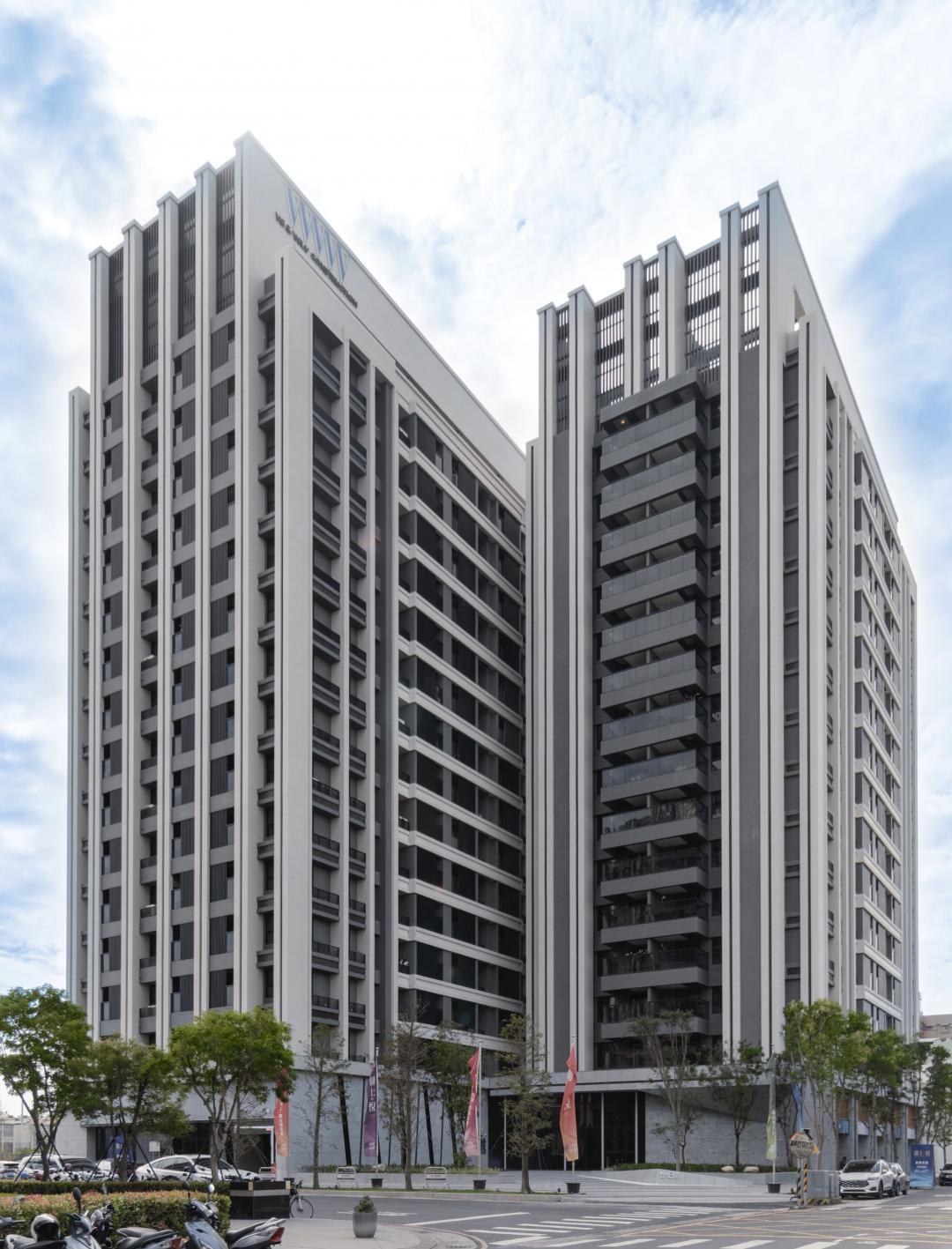 聯上集團看好五甲鬧區房市前景，目前在五福國小學區錦田路旁，新完工推出「聯上ME悅」輕豪宅大樓案，強調高質感規劃取向，外觀展現建築搶眼氣勢。(圖:業者提供)