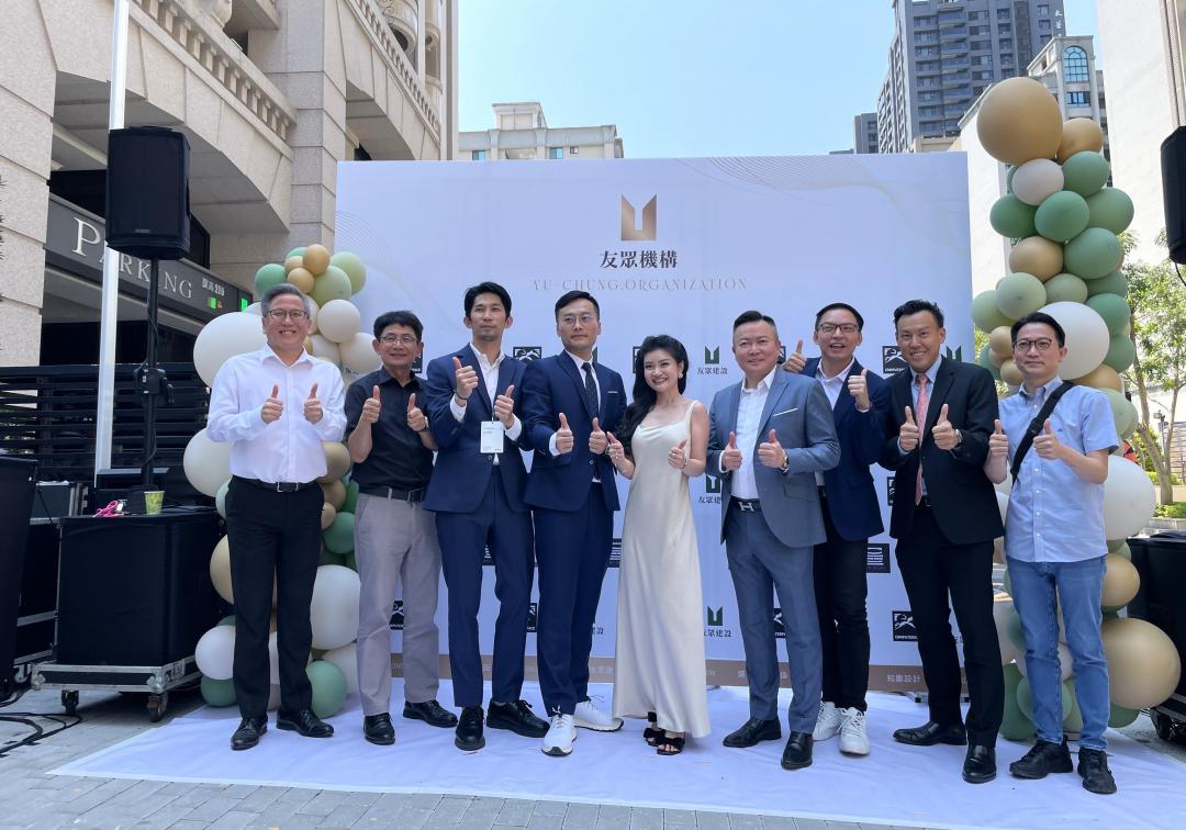 友眾機構總經理陳信龍(左四)指出，公司將串聯「建築開發、規劃設計、建材展示、動畫行銷、室內裝修」完整服務流程，打造一站式整合平台。