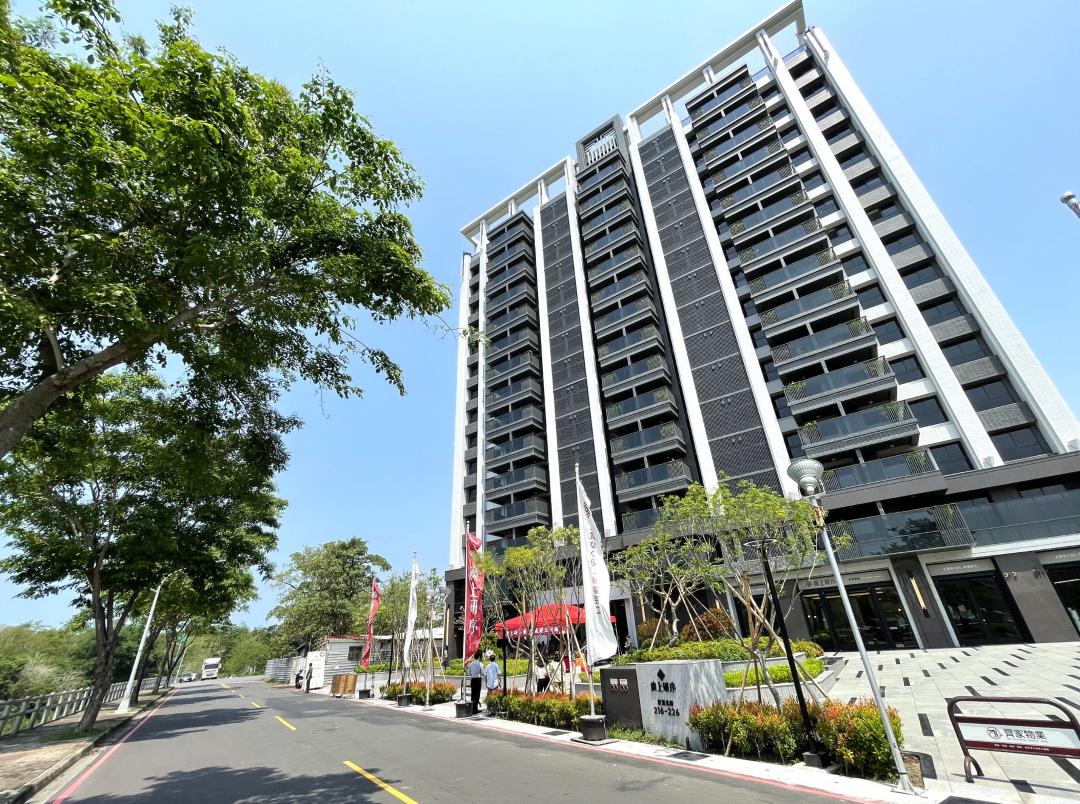 廣上建設選在土庫重劃區典寶溪水岸首排基地，新完工推出「廣上研序」景觀輕豪宅大樓案，規劃住家140戶與4間店面，搭配全平面車位規劃，訴求全案採用最高品質台灣水泥與多項高質感建材。(圖:業者提供)