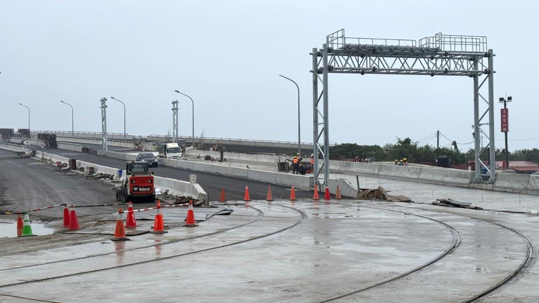 淡海線二期先期工程軌道提前3月完成，捷運淡海線二期將銜接淡江大橋匝道且連結第一期及捷運淡水線。(圖:新北市府提供)