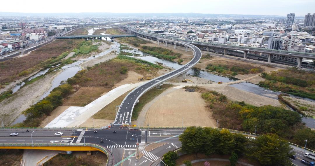 台74線大里一交流道北出匝道於今年1月底正式通車，匝道通車後串接大里及太平地區主要道路，紓解環中東路五、六及七段沿線的車流，完善屯區與市區的交通路網。(圖:台中市府提供)