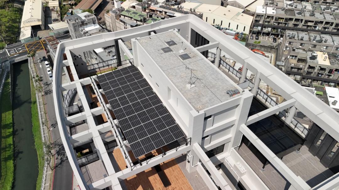 民間建築也紛紛規劃光電屋頂，除了讓頂樓節能降溫，並可藉由賣電收入，充裕大樓管委會運作基金，提高住戶滿意度。(圖:多城國際提供)